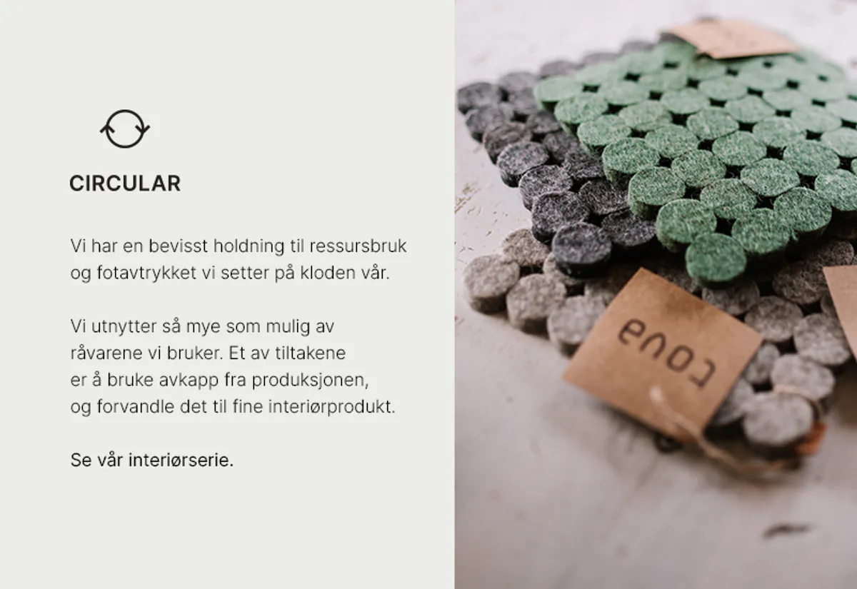 Gule Tova gryteunderlag, en del av Tova sin Interiør serie. Laget av avklipp fra produksjon av tøfler. Bærekraftig produksjon. Foto med tekst. Leder til side med interiørprodukter laget av overskuddsmamteriell fra produksjon.